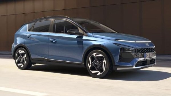 Южнокореецът идва с две бензинови версии - 1.2 MPi 79 к.с. с петстепенна ръчна скоростна кутия или 1.0 T - GDi 100 к.с. с шестстепенна ръчна трансмисия. Има и двугоривна на бензин и LPG (1.2 LPG 79 к.с. с петстепенна ръчна скоростна кутия).
Но Hyundai Bayon се предлага и във вариантите Hybrid 48V. 

В основата на двете версии на този  наскоро обновен SUV откриваме 3-цилиндров 1.0 T - Gdi двигател с 998 кубика работен обем и максимална мощност от 100 к.с. Той е комбиниран с 12,2 kW електрически мотор, 48-волтова хибридна технология и шестстепенна ръчна скоростна кутия или седемстепенна DCT автоматична скоростна кутия. 


Първият е в състояние да достигне максимална скорост от 179 км/ч и спринтира от 0 до 100 км/ч за 11,3 секунди. Вторият вариант вдига 176 км/ч и ускорява за 12,4 секунди . Разходът на гориво е еднакъв на практика - между 5,203 и 5,512 л/100 км.  

Размерите също - 4180 мм, 2580 мм, 1775 мм и 1550 мм, докато багажникът има товарен капацитет между 334 и 1205 литра.

Технологията предлага двоен 10,25-инчов комбиниран дисплей, оборудван с функция за разделен екран. Има три нива на оборудване.